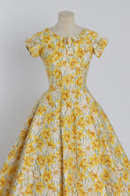 Load image into Gallery viewer, Vintage 1950s original floral daffodil print cotton dress by Gray Rose XS UK 6 US 2

