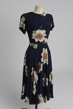 Load image into Gallery viewer, Vintage 1940s original floral print crepe dress UK 6 XS
