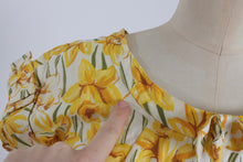 Load image into Gallery viewer, Vintage 1950s original floral daffodil print cotton dress by Gray Rose XS UK 6 US 2
